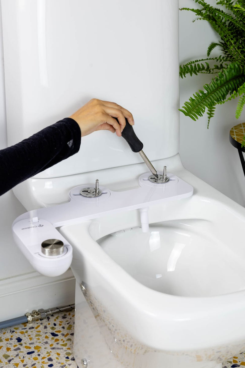 FIX CHAKOW TO THE TOILET SEAT